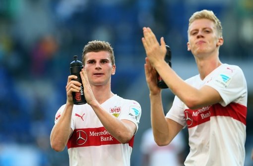Zufrieden mit dem Punktgewinn: VfB-Angreifer Timo Werner (li.)  und Timo Baumgartl. Klickt euch durch die Noten für die Roten Foto:  