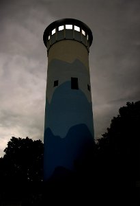 Im Trillfinger Wasserturm brennt derzeit nachts Licht, das ist auch den Bürgern im Ort nicht verborgen geblieben. Grund ist eine Fliegenplage.   Foto: Archiv: Kost/Gestaltung: Hürster