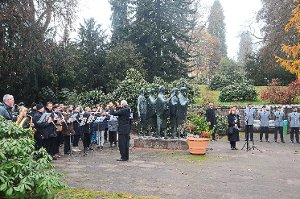 Den Toten der beiden Weltkriege wurde gestern in eine  Feier am Ehrenmal im Park Courbevoie gedacht.  Foto: Schwark Foto: Schwarzwälder-Bote