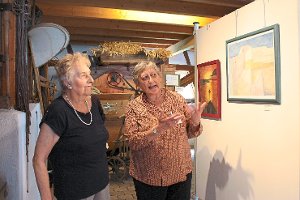 Rosa Maria Maly (rechts) im Gespräch mit Gisela Rapp aus Gechingen, die selbst auch malt. Foto: Tröger Foto: Schwarzwälder-Bote