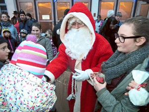 Beim Weihnachtsmarkt in Neuweiler erfreute der Weihnachtsmann mit seinem Besuch die kleinen und groß Gäste. Foto: Stocker Foto: Schwarzwälder-Bote