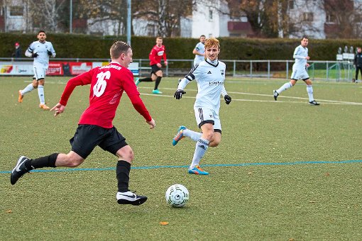 Mit 0:3 zog die U23 der TSG Balingen – am Ball Richard Titer – in der Vorrunde gegen Essingen den Kürzeren. Foto: Stoll