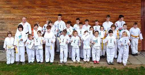 Erfolgreich: der Karate-Nachwuchs des TSV Neukirch Foto: TSV Foto: Schwarzwälder-Bote