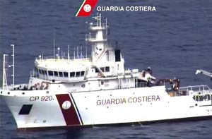 Die CP 920 Gregoretti sucht nach Opfern des Flüchtlingsunglücks vor Lampedusa. Foto: ITALIAN COAST GUARD/dpa
