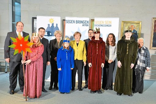 Trotz der Eile im Berliner Polit-Betrieb hatte Kanzlerin Angela Merkel Zeit für ein Bild mit den Sternsingern aus Altensteig. Foto: Adloff