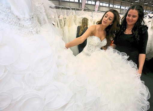 Die Brautkleider sind auf der Hochzeitsmesse sicherlich besonders gefragt.  Foto: Pilick