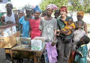 Eine Nähmaschine aus Deutschland gehört jetzt einer Dorfgemeinschaft in Gambia. Foto: Schulen für Gambia Foto: Schwarzwälder-Bote