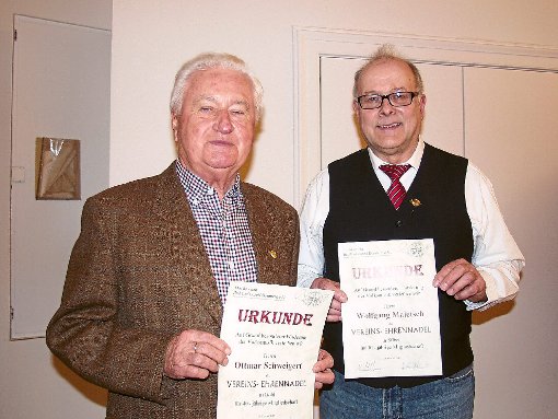 Vereins-Ehrennadeln des Musikvereins Bad Liebenzell-Beinberg erhielten Ottmar Schweigert (links) und Wolfgang Maltesch. Foto: Frommann Foto: Schwarzwälder-Bote