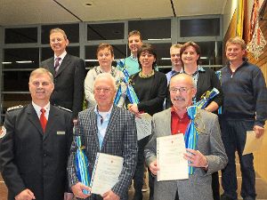 Einige Mehrfach-Blutspender, darunter drei 75-Malige,  aus der Gemeinde Neuweiler sind ausgezeichnet worden.  Foto: Stocker Foto: Schwarzwälder-Bote