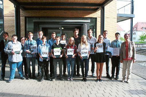 16 Schüler erhielten ihre Zertifikate von der Tec-Academy, vertreten durch Christine Pergande (rechts) Foto: Schück Foto: Schwarzwälder-Bote