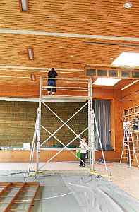 Fleißig bei der Arbeit sind die Handwerker in der Winterlinger Turn- und Festhalle, um sie zu sanieren. Foto: Gemeinde Foto: Schwarzwälder-Bote