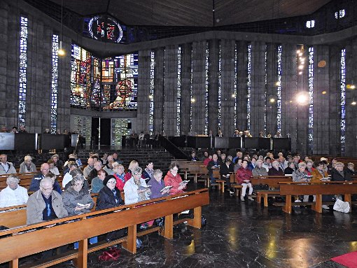 In der 1960 erbauten Kirche feiern die Gäste einen Gottesdienst mit Pater Augusty. Foto: Meschkan Foto: Schwarzwälder-Bote