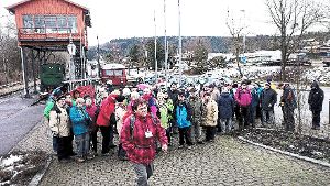 Die Bezirkswanderer des Schwarzwaldvereins beim Abmarsch am Bahnhof der Sauschwänzlebahn.  Foto: Huber Foto: Schwarzwälder-Bote