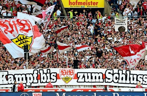 Jetzt weiß-rot! Die Aktion geht beim VfB-Heimspiel gegen Wolfsburg in die nächste Runde. Foto: dpa