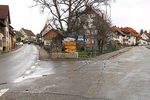 Am kritischen Kreuzungsbereich zwischen der Dittishauserstraße (links) und der Oberen Hauptstraße (rechts) wird es nach der Sanierung eine Entschärfung geben.   Foto: Bächle Foto: Schwarzwälder-Bote