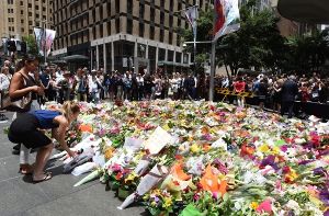Nachdem die Geiselnahme in Sydney blutig beendet worden war, entstand am Tatort spontan ein Gedenkstätte für die Opfer. Zahlreiche Passanten legten im Geschäftsviertel der australischen Metropole Blumen nieder. Foto: dpa