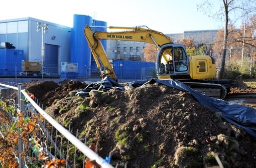 Ein Bagger gräbt im November 2011 auf der Baustelle für das Grundwassermanagement für das umstrittene Bauprojekt Stuttgart 21. Foto: dpa