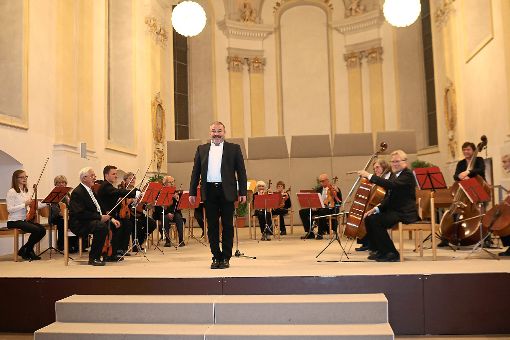 Das Orchester mit Dirigent Peter Hirsch begeistert das Publikum beim Jahresabschlusskonzert mit barocken und klassisch modernen Werken. Fotos: Weber Foto: Schwarzwälder-Bote