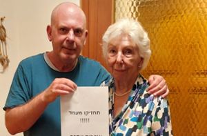 Ron Bar-Gil und Gabriele Piecha haben dieses Bild an Freunde in Israel geschickt. Darauf steht auf Hebräisch: „Haltet durch! Ihr seid in unseren Herzen“. Foto: Bar-Gil