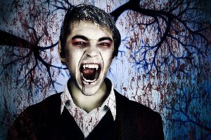 Das eindeutigste Merkmal der Vampire dürften wohl ihre langen, spitzen Eckzähne sein. Foto: Kiselev Andrey Valerevich/ shutterstock