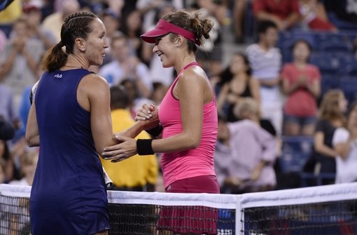 Belinda Bencic (rechts) bezwingt Jelena Jankovic und steht im Viertelfinale der US Open. Foto: dpa