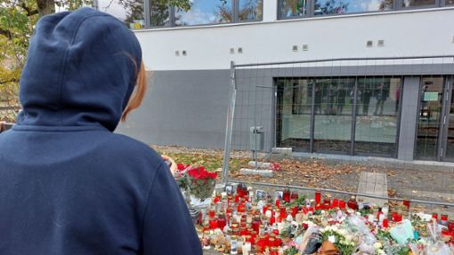 Offenburg stand nach der Tat im  November unter Schock: Tagelang legten  Menschen Blumen, Kerzen und Kuscheltiere vor der Waldbachschule nieder.Foto: Armbruster/ Foto:  