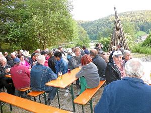 Bei sommerlichem Wetter kamen viele Besucher zur Sonnwendfeier des Albvereins Stetten. Foto: Pfister Foto: Schwarzwälder-Bote