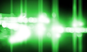 Mit einem grünen Laserpointer hat ein 40-Jähriger einen entgegenkommenden Autofahrer geblendet. (Symbolfoto) Foto: Aleksandr Khakimullin / shutterstock