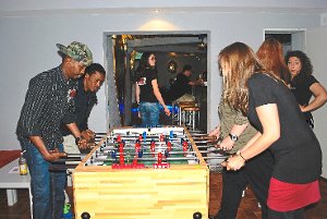 Sport und Spiel verbindet – auch bei der Flüchtlings-Willkommensparty im Jugendclub Prisma, veranstaltet vom Jugendgemeinderat Bad Liebenzell.  Foto: Fisel