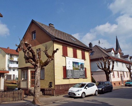 Das gelbe Einfamilienhaus soll für zwei Wohngebäude mit Tiefgarage weichen.  Foto: Vaas Foto: Schwarzwälder-Bote