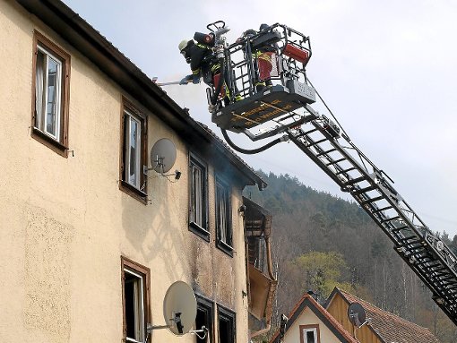 nter Einsatz der Wildbader Drehleiter konnte der Brand auch von oben bekämpft werden. Foto: Ziegelbauer