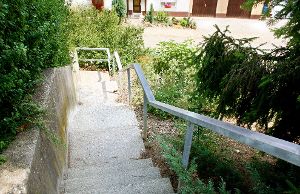 Der Treppenaufgang von der Rosengasse zur Moosstraße ist durch den Hangrutsch auch beschädigt. Foto: Midinet Foto: Schwarzwälder-Bote