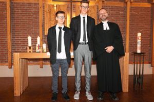Zum Tisch des Herrn geführt werden Tobias Ott (links) und Arne Uwe Boettcher von Pfarrer Markus Ockert. Foto: Kommert Foto: Schwarzwälder-Bote