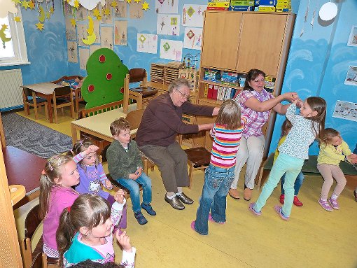 Groß und Klein hatten viel Spaß beim Besuch  im Kindergarten.  Foto: Raible Foto: Schwarzwälder-Bote