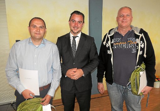 Bürgermeister Markus Keller (Mitte) verabschiedete die bisherigen Gemeinderatsmitglieder  Marcus Reifenstahl (links) und Walter Friedrich.  Foto: Bombardi Foto: Schwarzwälder-Bote
