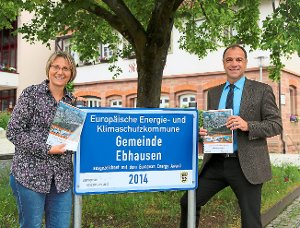 Bürgermeister Volker Schuler und Daniela Schweikardt präsentierten  den ersten Nachhaltigkeitsbericht. Foto: Priestersbach Foto: Schwarzwälder-Bote
