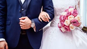 Braut und Bräutigam stehen Arm in Arm zusammen in ihrer festlichen Kleidung. Dies geht an zwei Orten in Hechingen besonders gut. (Symbolbild) Foto: Pixabay/Stocksnap
