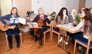 Gemeinsam werden im Horgener Pfarrsaal bei der Feier auch Weihnachtslieder gesungen.  Foto: Siegmeier Foto: Schwarzwälder-Bote
