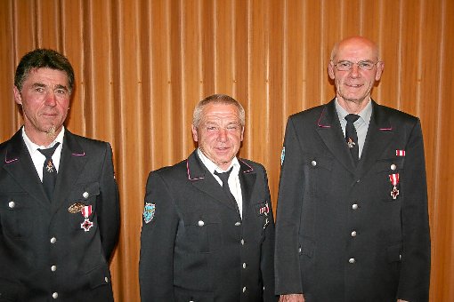 Thomas Benz (von links), Hubert Oschwald und Roland Mauthe wurden  für ihre langjährige Treuer zur Feuerwehr Seppenhofen geehrt.  Foto: Bächle Foto: Schwarzwälder-Bote
