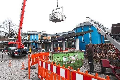 Ein Abschnitt des Flachdachs über der Strandperle, dem Solemarrestaurant, wird derzeit erneuert. Die Maßnahme soll bis 5. April beendet sein. Foto: Reutter Foto: Schwarzwälder-Bote