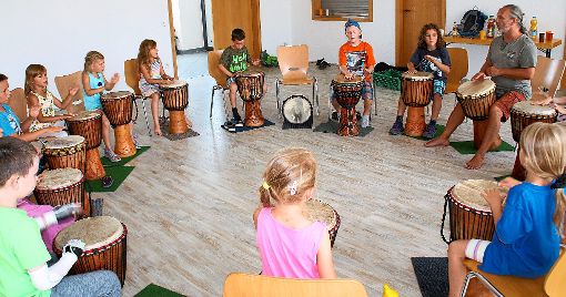 Das ist der Rhythmus, bei dem jeder mit muss: Karl-Heinz Wagner veranstaltet für die GSD Dauchingen einen Trommelworkshop im Rahmen des Kindergerienprogramms.  Foto: Preuß Foto: Schwarzwälder-Bote