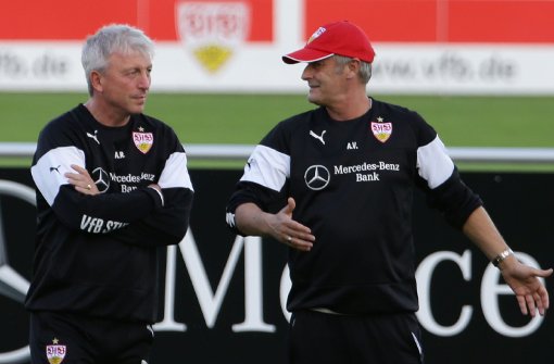 Der VfB Stuttgart um Trainer Armin Veh (links) weiß nun, wann er nach Weihnachten wieder in der Bundesliga ran muss.  Foto: Pressefoto Baumann