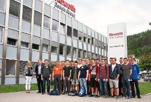 Eine Klasse von Mechatronikern aus Reutlingen war zu Besuch bei Bosch Rexroth. Foto: Bosch Rexroth Foto: Schwarzwälder-Bote
