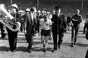Uwe Seeler nach dem verlorenen Endspiel der WM 1966 in England. Foto: Sven Simon/Sven Simon