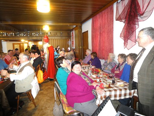 Gute Stimmung herrschte bei derAdventsfeier der Senioren in Hardt. Der Nikolaus bescherte die Besucher.  Foto: Haberstroh Foto: Schwarzwälder-Bote