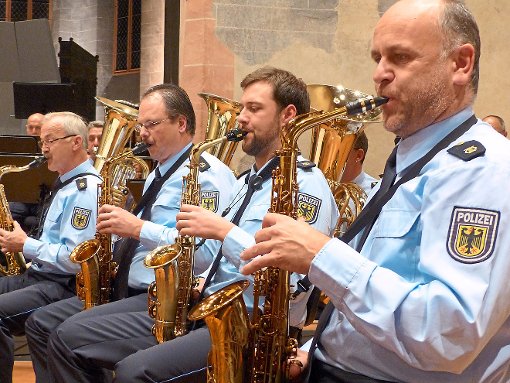 Das Bundespolizei-Orchester München mit seinem Dirigenten Christian Lombardi begeistert die Zuhörer.  Neben vielen anderen gefällt die Sax-Section.  Foto: Kouba Foto: Schwarzwälder-Bote