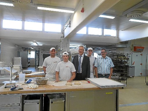 In der Bäckerei Saur ist man zufrieden mit seinen Auszubildenden (von links): Matthias Saur, Lukas Heyn, Jürgen Schwab, Alexander Saur und Hans-Peter Saur. Foto: Straub