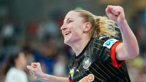 Die deutsche Handball-Nationalmannschaft feiert einen deutlichen Sieg gegen Israel. Foto: Uwe Anspach/dpa