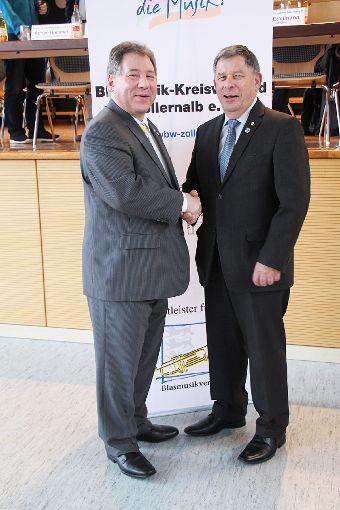 Heiko Peter Melle (links) gratuliert Joachim Dietrich.  Foto: Wolf Foto: Schwarzwälder-Bote