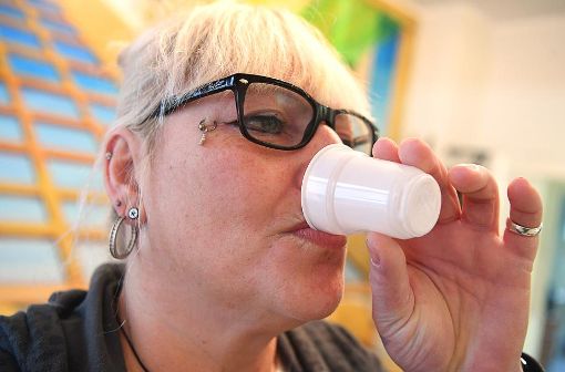 Rettungsanker: In einer Karlsruher Arztpraxis nimmt eine Drogenabhängige ihre tägliche Dosis Methadon ein.  Foto: Deck